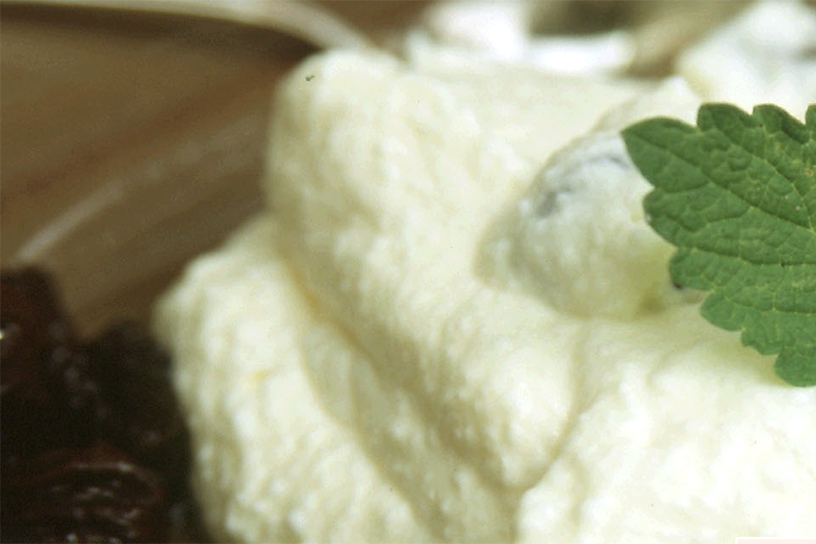 Opgeklopte slagroom met advocaat en boerenjongens en een muntblaadje